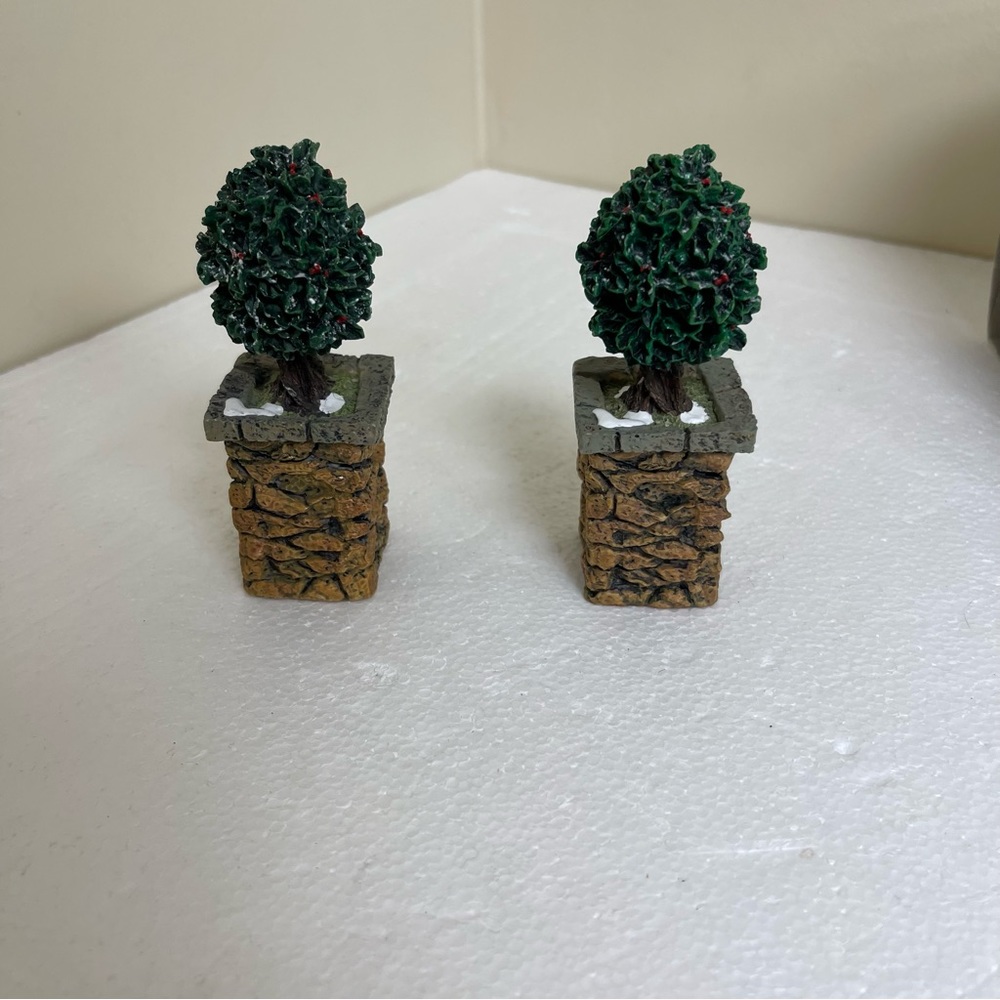 Department 56 Stone Corner Posts with Holly Tree Holiday Decorations